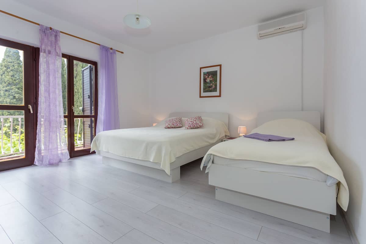 Superior appartement, 1 slaapkamer, balkon, uitzicht op tuin | Een bureau, een strijkplank/strijkijzer, gratis babybedden, gratis wifi