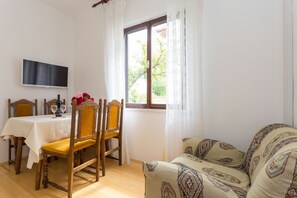 스탠다드 아파트, 침실 2개, 발코니, 부분 바다 전망 | 거실 | LCD TV