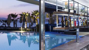 Swim-up bar