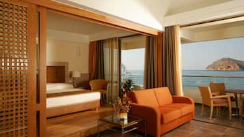 Suite, vista al mar | Caja de seguridad en la habitación, escritorio y insonorización