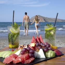 En la playa, camas de playa gratuitas, camastros y sombrillas