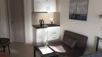 Studio ( Apartment) | Private kitchen | Fridge, coffee/tea maker, electric kettle