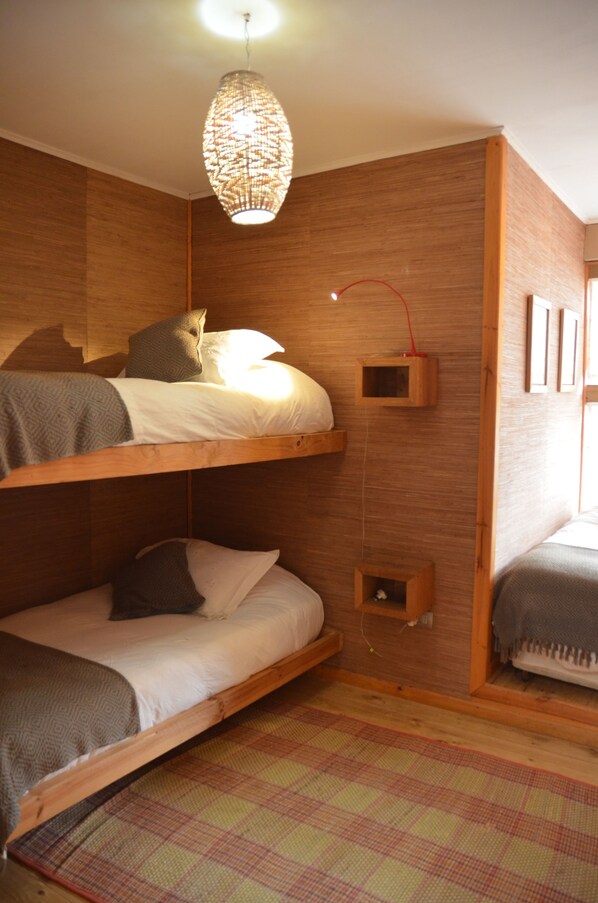 Standard Triple Room, 1 Bedroom, Private Bathroom | Seterika/papan seterika, Wi-fi percuma
