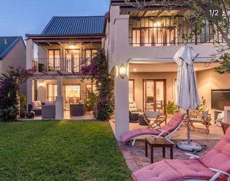 Two-Bedroom Holiday Houses (4) | Terrace/patio