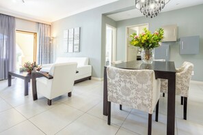 Suite, 2 chambres | Coin séjour