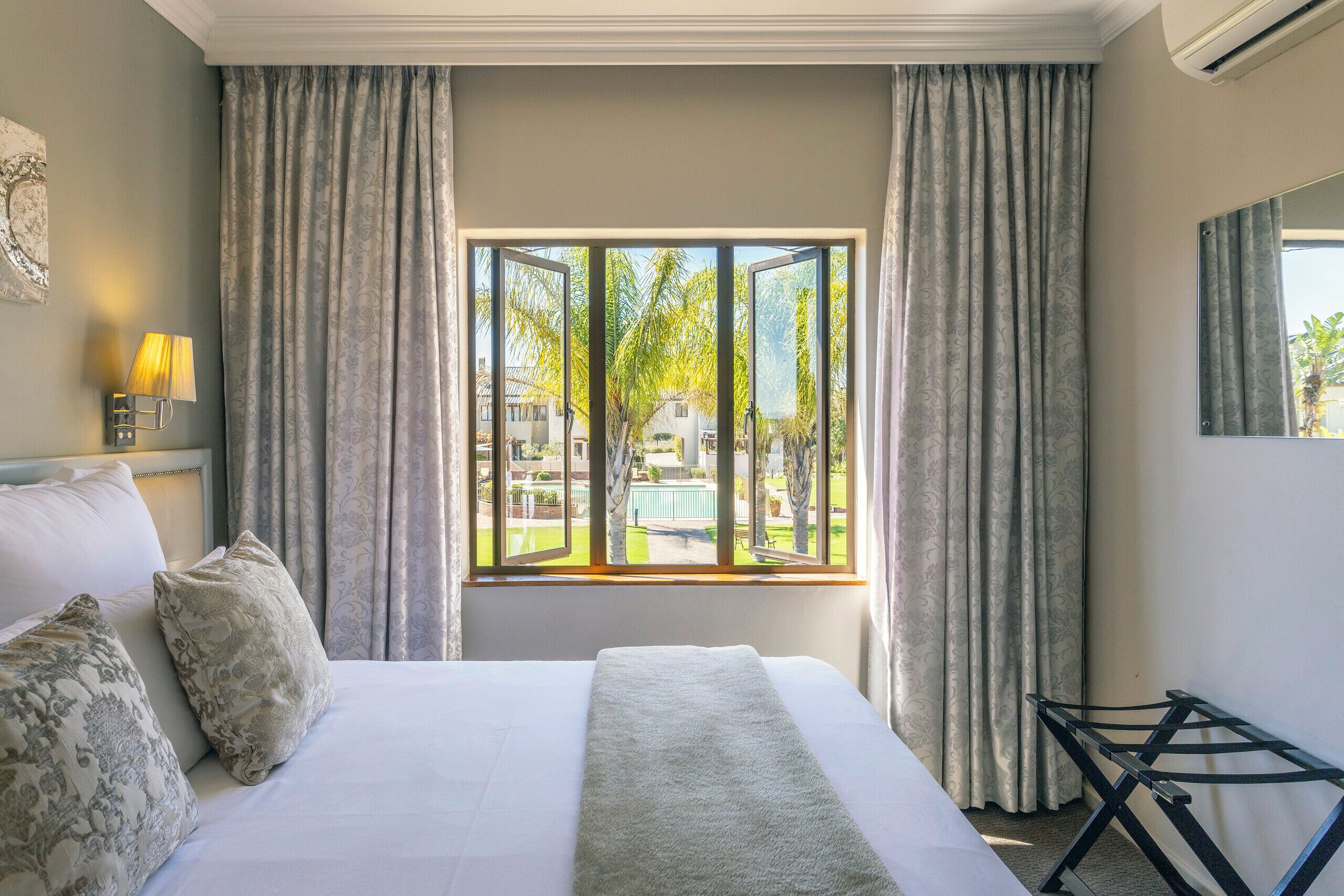 Tempat tidur Select Comfort, brankas, dan meja kerja