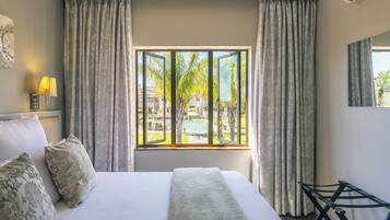 Tempat tidur Select Comfort, brankas, dan meja kerja