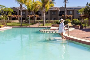 Piscine extérieure, parasols de plage, chaises longues