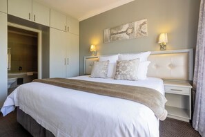 Select Comfort beds, in-room safe, desk, iron/ironing board - Devonvale Golf & Wine Estate (Stellenbosch)