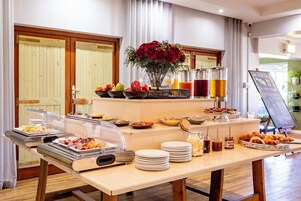Daily continental breakfast (ZAR 200 per person)