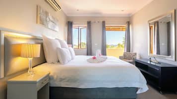 Two-Bedroom Holiday Houses (4) | 1 bedroom, Select Comfort beds, in-room safe, desk