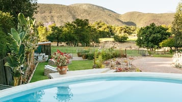 Piscine extérieure, chaises longues