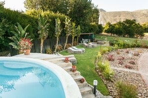 Outdoor pool, sun loungers - Die Fonteine Guesthouse and Glamping (Oudtshoorn)