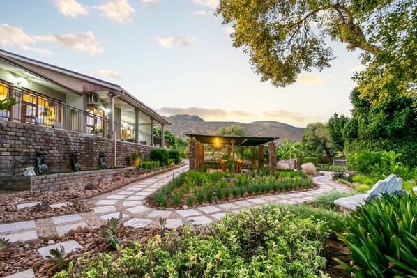 Front of property - Die Fonteine Guesthouse and Glamping (Oudtshoorn)