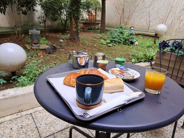 Daily continental breakfast (EUR 10 per person)