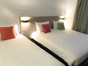 Màn/rèm cản sáng, bàn ủi/dụng cụ ủi quần áo 