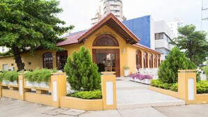Un bâtiment jaune avec un toit rouge et une enseigne indiquant « Hôtel San Martin ».