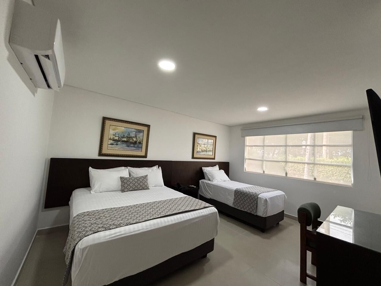 Habitación triple estándar | Ropa de cama de alta calidad, edredones de plumas, minibar y caja fuerte