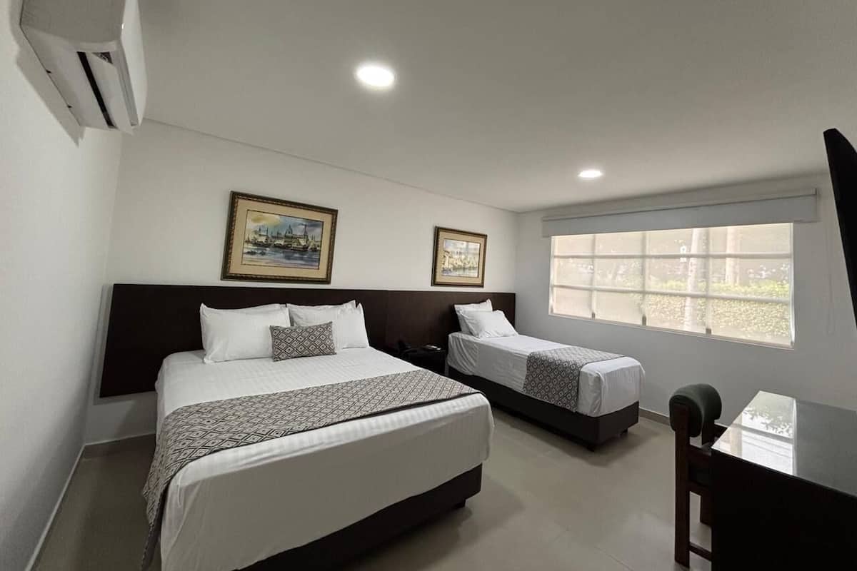 Habitación triple estándar | Ropa de cama de alta calidad, edredón y minibar