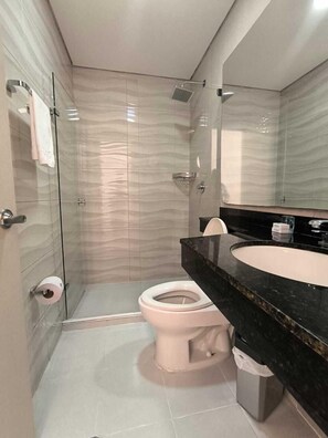Standard-Doppelzimmer | Badezimmer | Dusche, Regendusche, kostenlose Toilettenartikel, Haartrockner