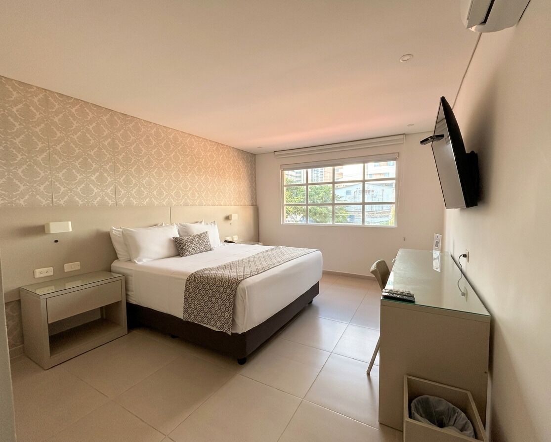 Habitación estándar doble | Ropa de cama de alta calidad, edredones de plumas, minibar y caja fuerte