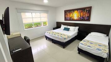 Quarto triplo standard | Roupas de cama premium, edredons de pluma, frigobar, cofres nos quartos