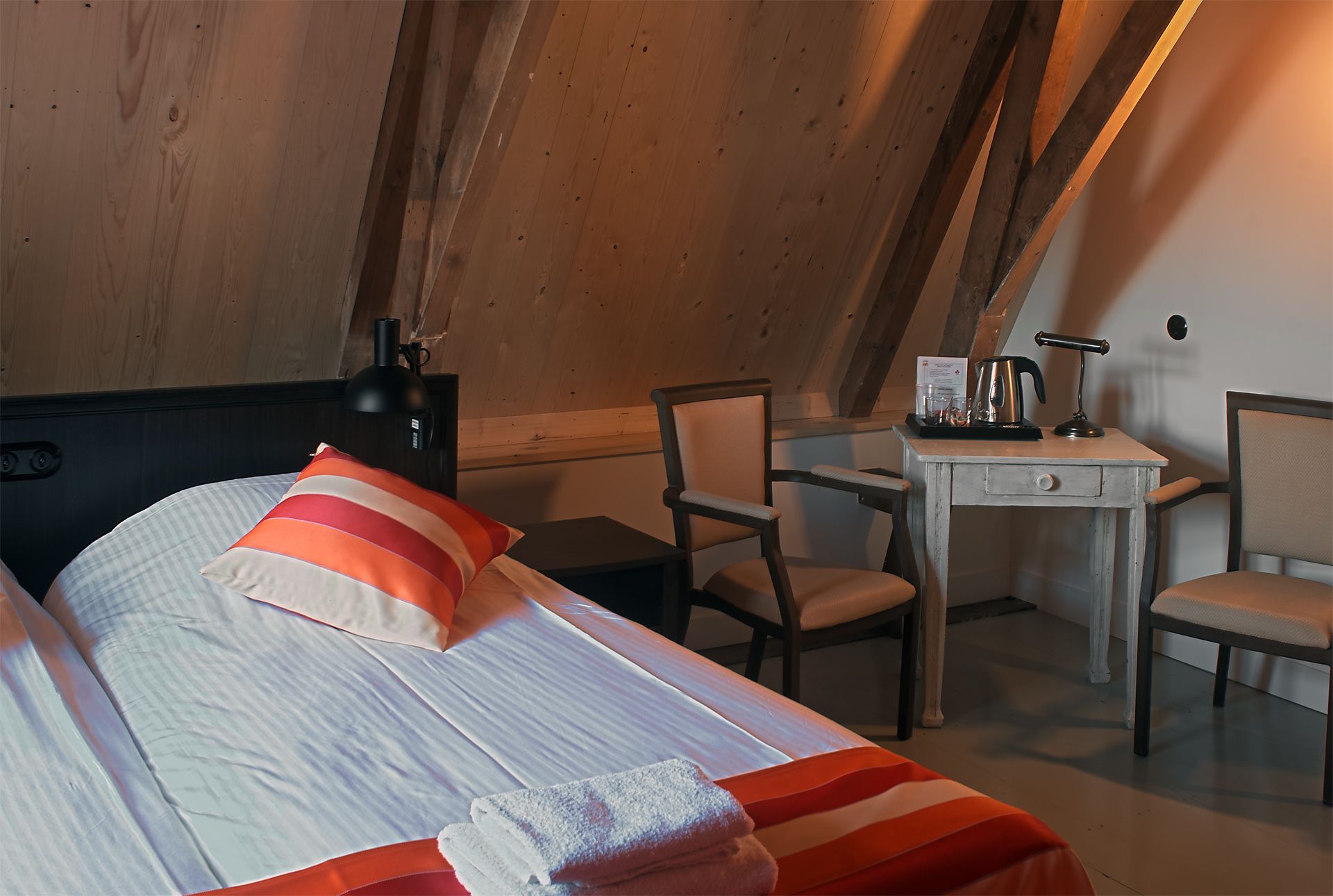 standard double room | hypo-allergenic bedding, desk, blackout curtains, iron/ironing board