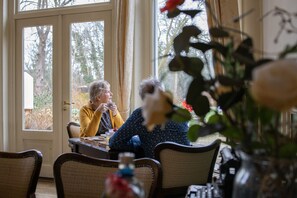 Breakfast, lunch, dinner served; local cuisine, alfresco dining  - Lunia (Oldeberkoop)