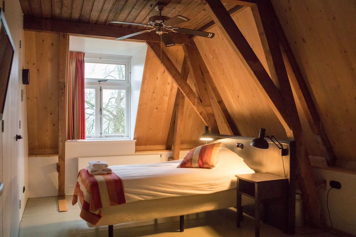 standard double room | hypo-allergenic bedding, desk, blackout curtains, iron/ironing board