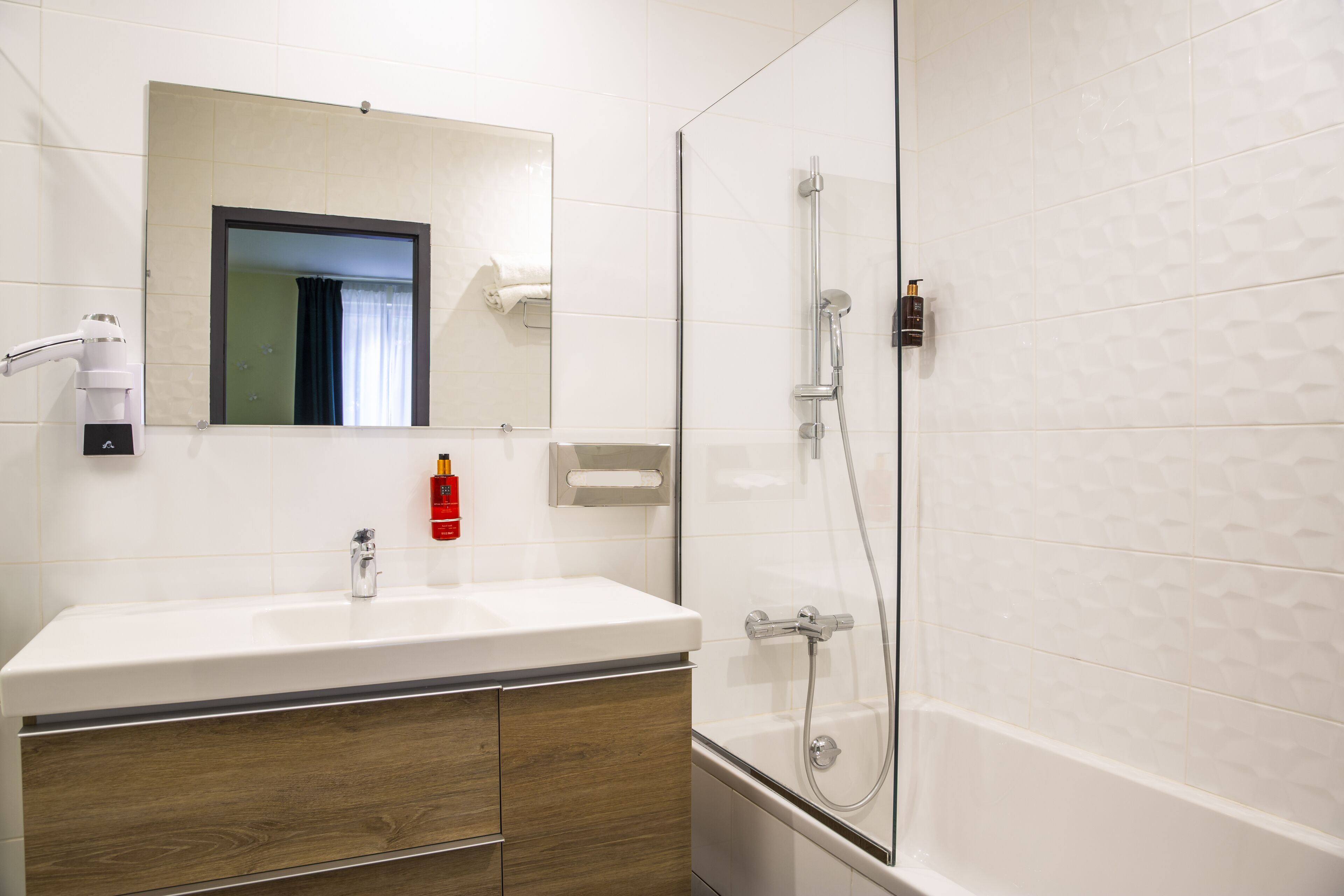 family room, annex building (6 pers) | bathroom | shower, free toiletries, towels