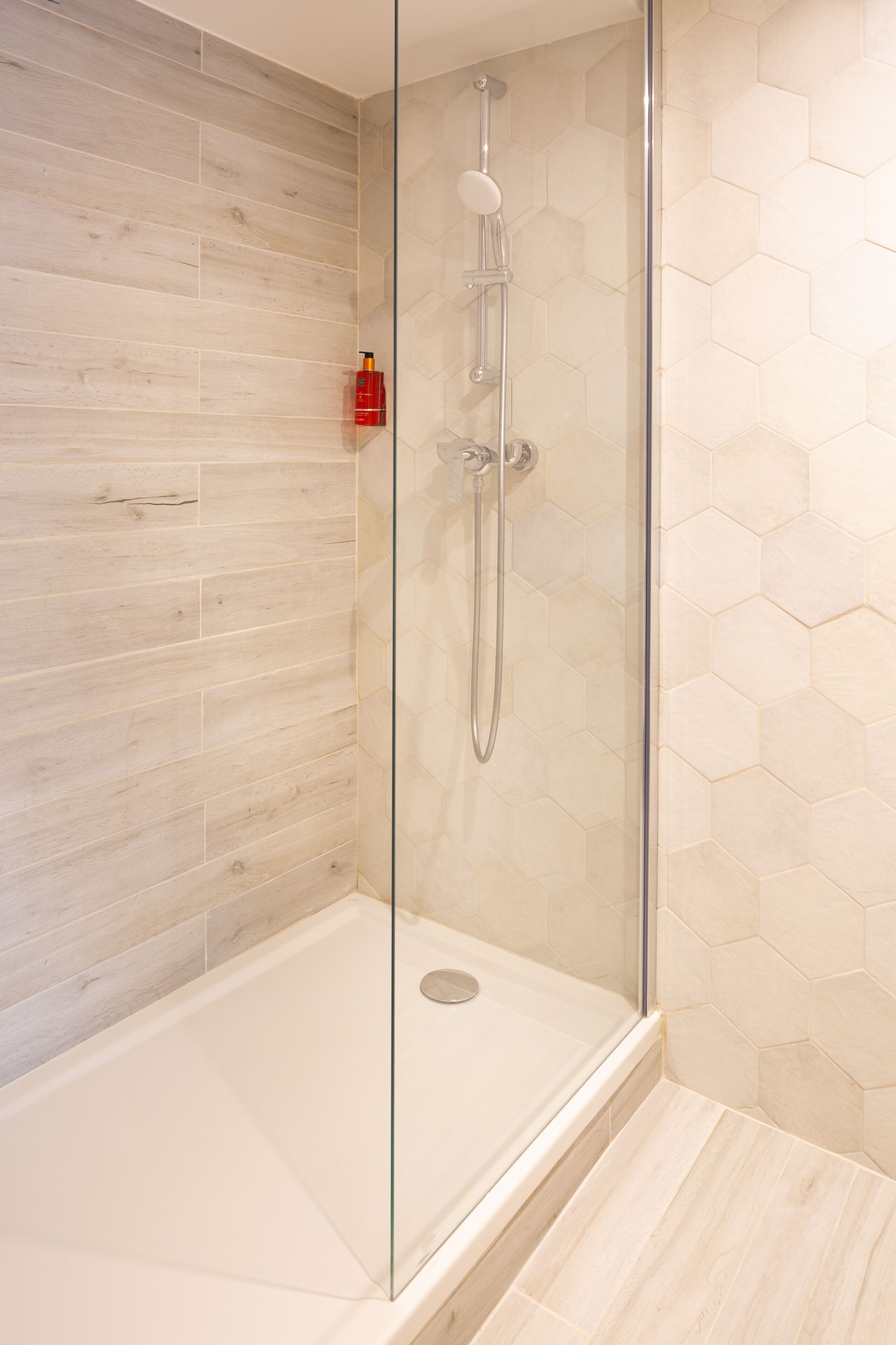 luxury suite, terrace | bathroom | shower, free toiletries, towels