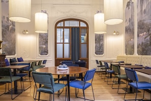 Ofereix vistes al jardí i s'hi serveixen dinars i sopars