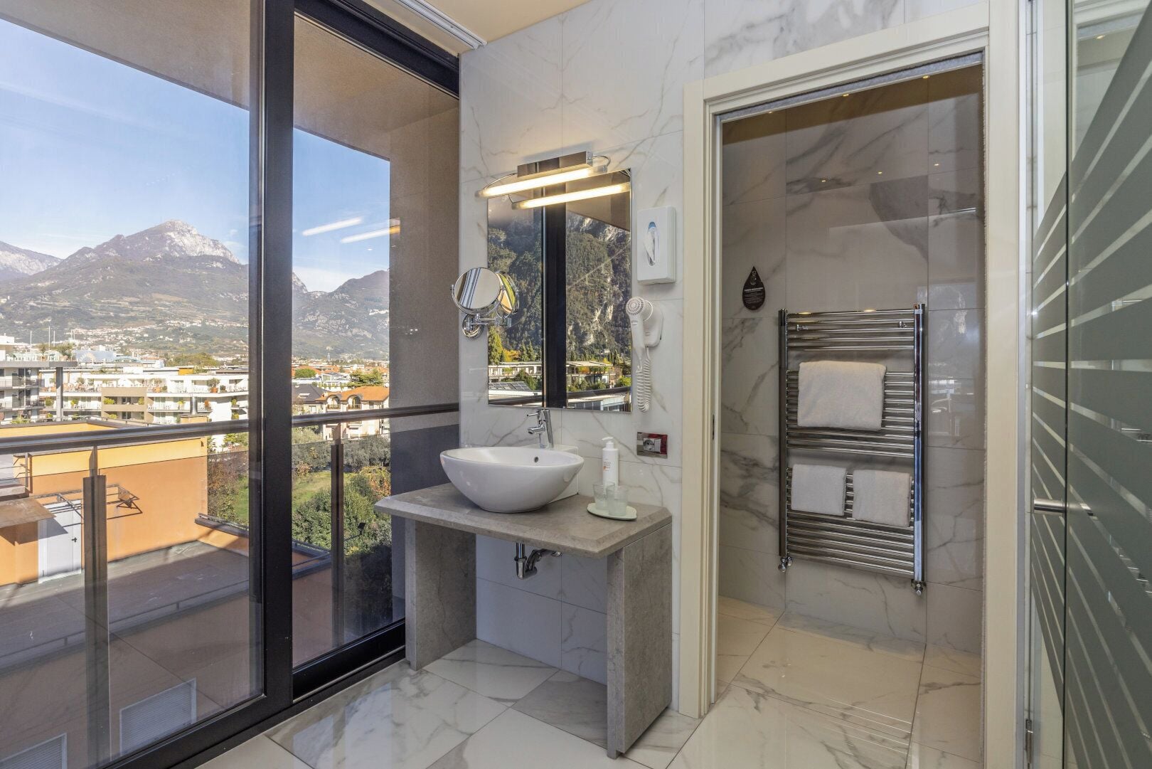 superior double room, balcony, lake view (classic) | bathroom | shower, free toiletries, hair dryer, bathrobes