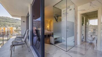 Superior Double Room, Balcony (Classic) | Bathroom | Shower, free toiletries, hair dryer, bathrobes