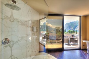 Junior Suite con Vista Lago con Balcone | Baño | Ducha, artículos de higiene personal gratuitos y secador de pelo