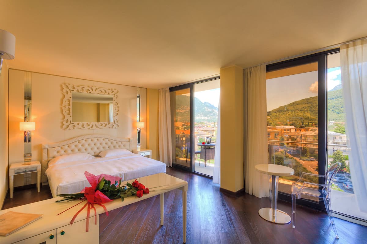 Superior-Doppelzimmer, Balkon (Classic) | 1 Schlafzimmer, Minibar, Zimmersafe, Schreibtisch