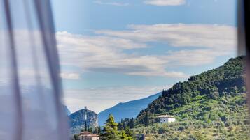 Un paisaje montañoso con vistas a un edificio blanco y varias otras construcciones.