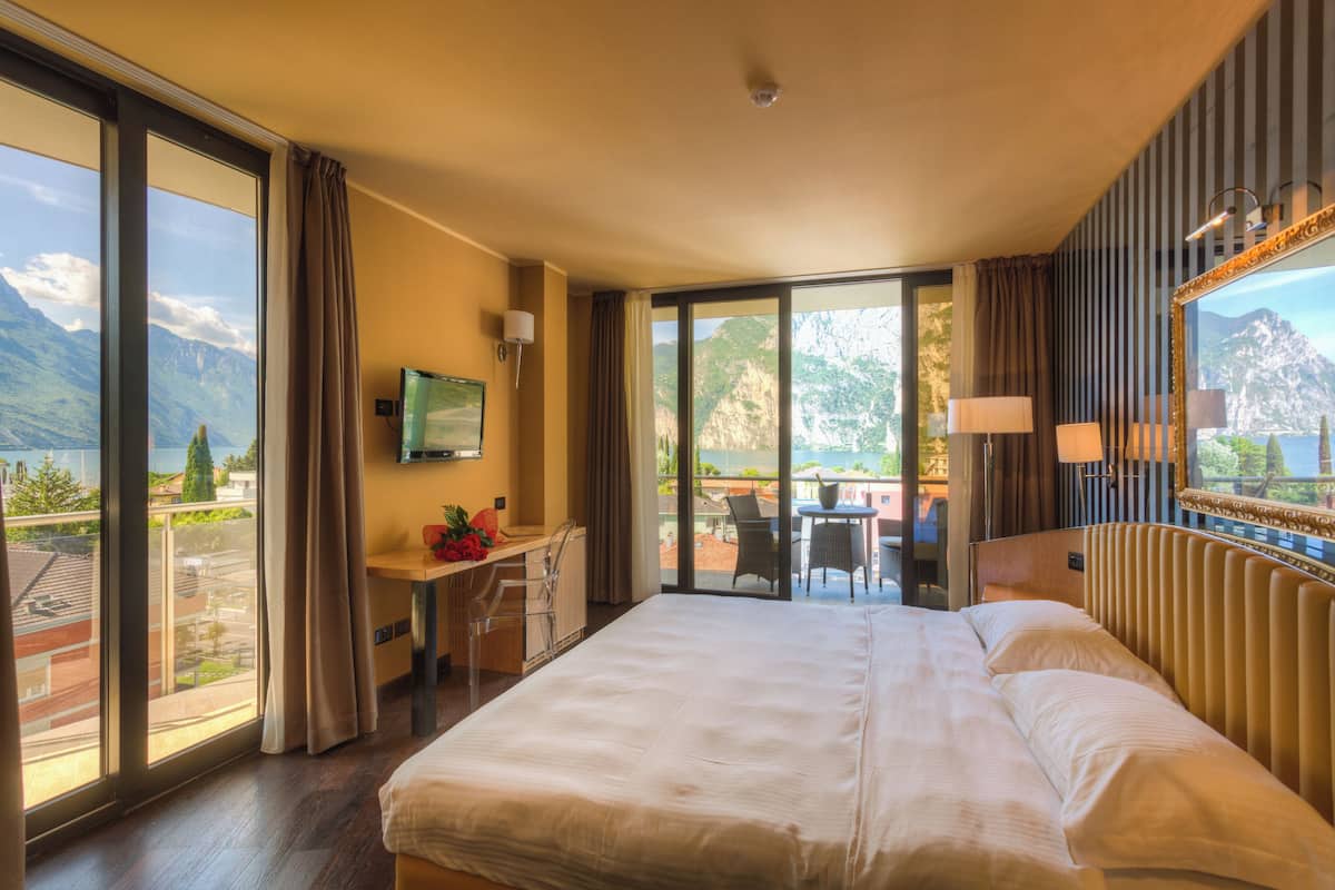 Junior Suite con Vista Lago con Balcone | 1 Schlafzimmer, Minibar, Zimmersafe, Schreibtisch