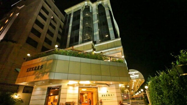 Un hôtel au design moderne, doté d’une entrée imposante et d’un jardin sur le toit.