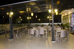 Breakfast, lunch and dinner served