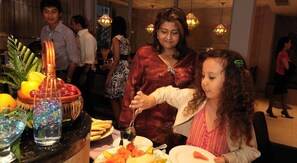 Déjeuner, dîner, souper et brunch servis sur place