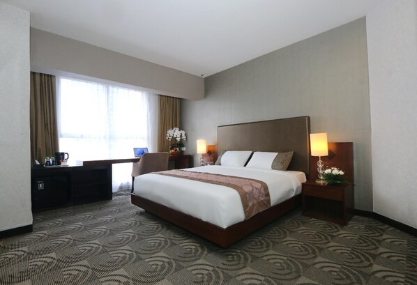 Minibar, in-room safe, desk, iron/ironing board