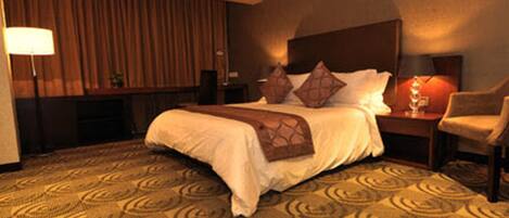 Minibar, in-room safe, desk, iron/ironing board