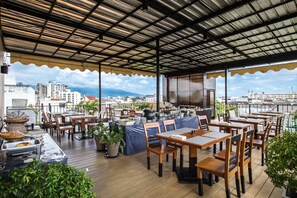 Breakfast, lunch and dinner served - Navinda Chiang Mai (Chiang Mai)