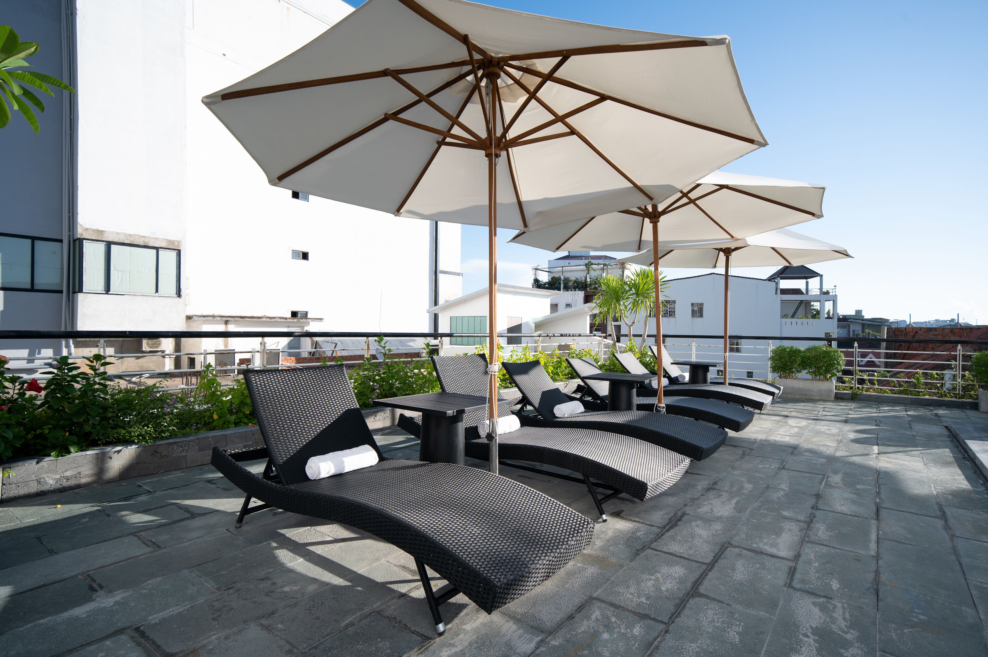 seasonal outdoor pool, open 7:00 am to 9:00 pm, pool umbrellas