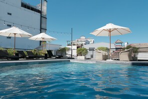 Piscina externa sazonal, funciona das 7h às 21h, guarda-sóis