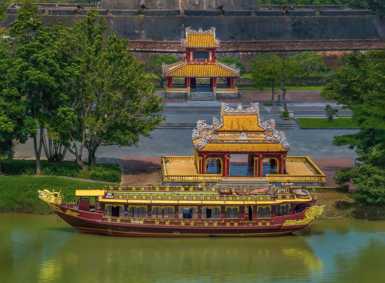 Deluxe Double or Twin Room with Dinner Cruise | 1 bedroom, premium bedding, pillowtop beds, minibar