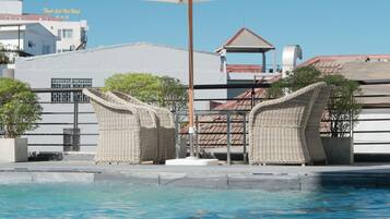 Piscina externa sazonal, funciona das 7h às 21h, guarda-sóis