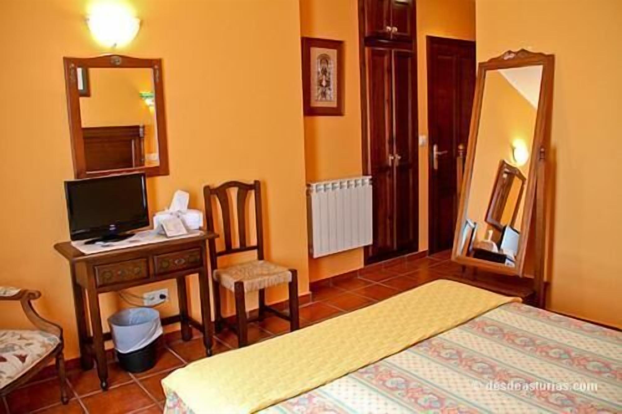 1 bedroom, desk, free wifi, bed sheets