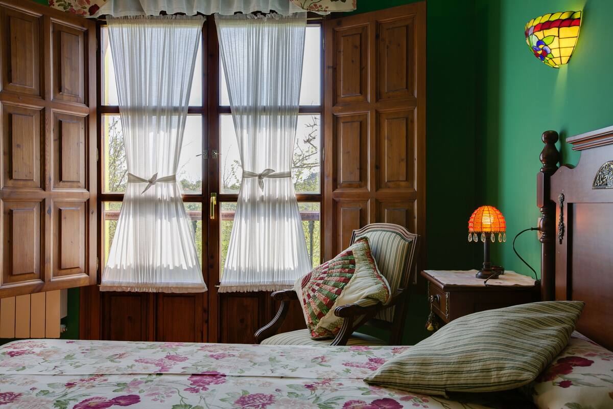 1 bedroom, desk, free wifi, bed sheets